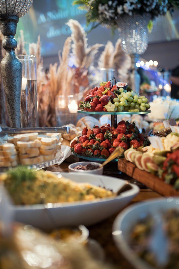 Detalhe sofisticado da gastronomia da Guiatto's com frutas e mesa decorada