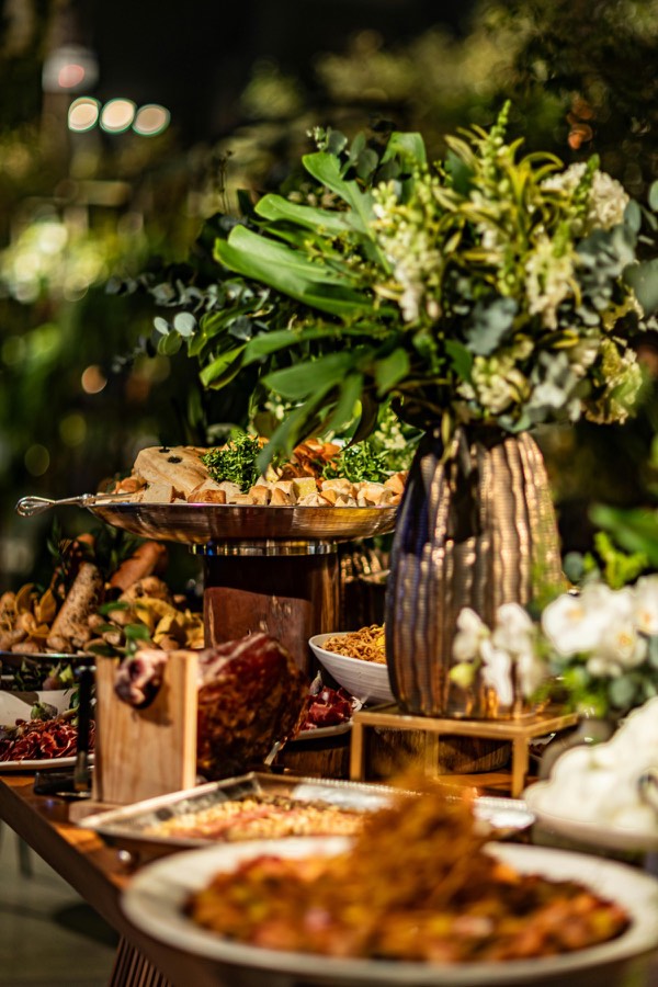 Evento com acabamento premium e buffet florido