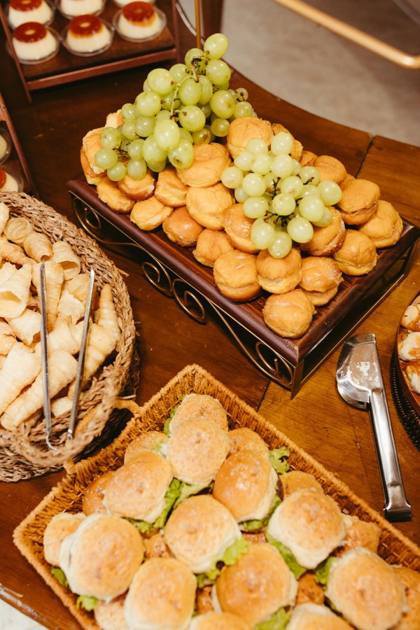 Coffee break com mini lanches e itens de mesa