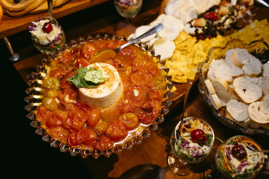 Buffet para confraternização corporativa com mesa de antepastos e porções individuais